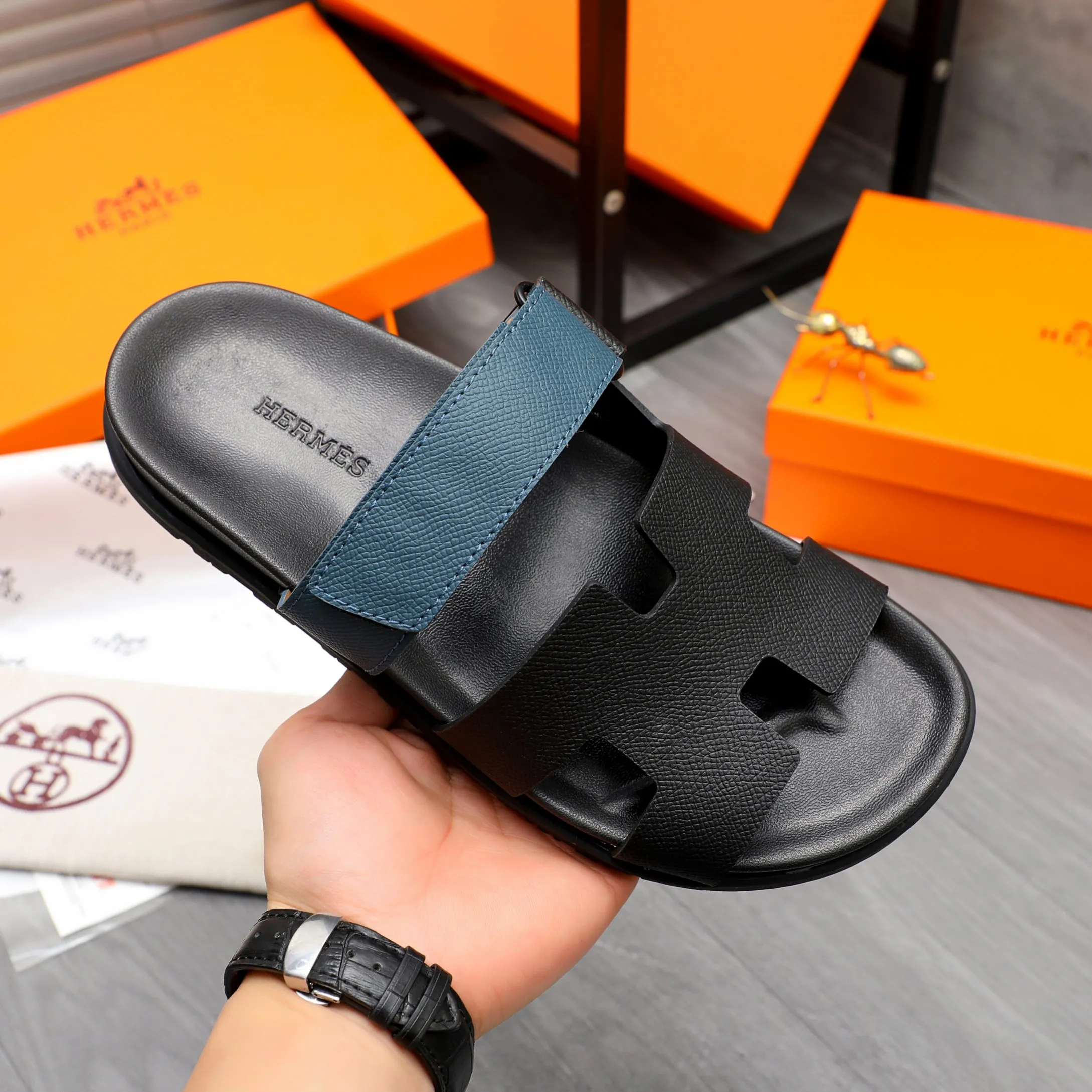 Men's shoes 💰340 Product trademark: Hermes "Hermes" Couple's slippers Regular size: 36-46 Product material: Selected vertical grain cowhide color-blocked upper, microfiber lining, original outsole